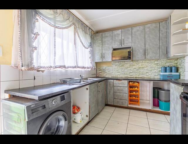 3 BEDROOM HOUSE FOR SALE IN BISLEY